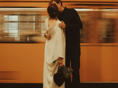 기차-옆에-서-있는-남자와-여자