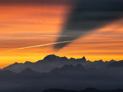 해질녘-산맥-위를-비행하는-비행기