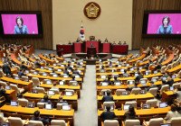 국회의사당에서 국회의원들이 회의를 하고 있다.