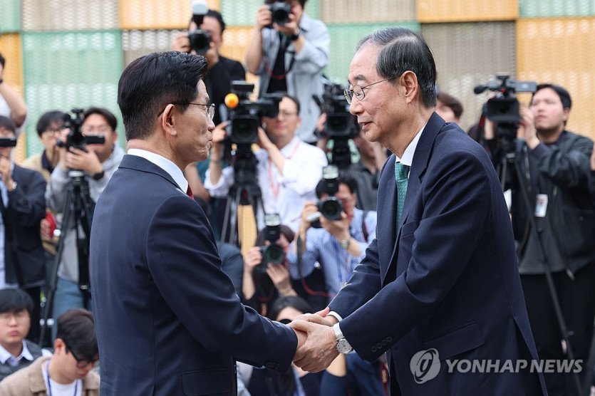 회동 마치고 인사하는 김문수-한덕수