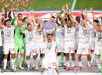 김민재 트로피 번쩍…뮌헨, 2년만의 분데스리가 우승 세리머니